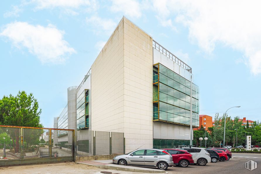 Office for rent at MASID Encuartes C-D, Avenida Encuartes, 19, Tres Cantos, Madrid, 28760 with car, building, automotive parking light, sky, cloud, wheel, tire, vehicle, street light and urban design around