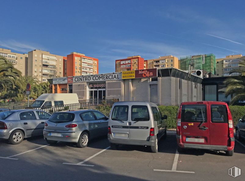 Local en alquiler y venta en Calle Galicia, 38, Fuenlabrada, Madrid, 28942 con camioneta, coche, rueda, vehículo terrestre, neumático, vehículo, cielo, placa de matrícula del vehículo, planta y edificio alrededor