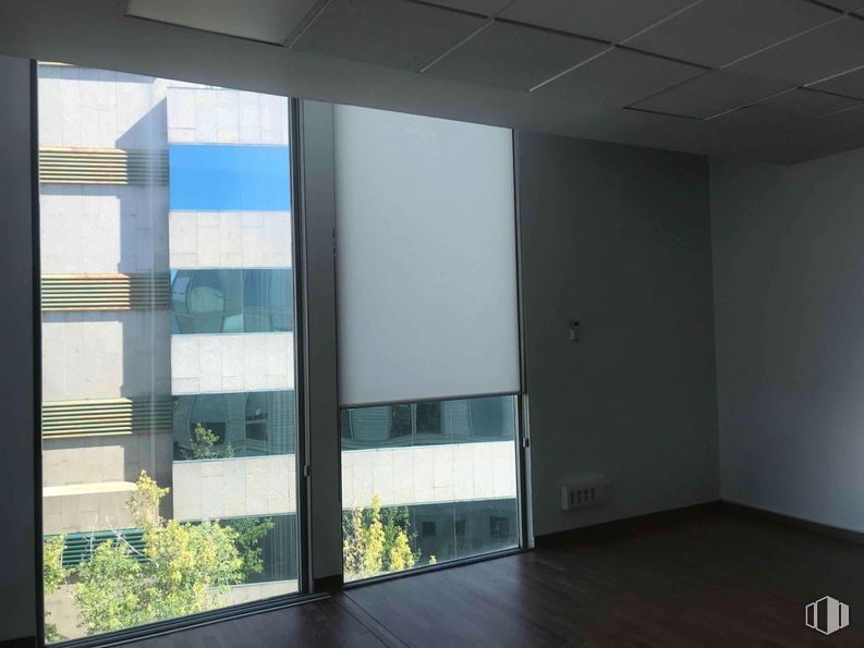 Office for rent at Zona empresarial, Alcobendas, Madrid, 28108 with interior design, architecture, window covering, glass, floor, window treatment, shade, ceiling, daylighting and chair around