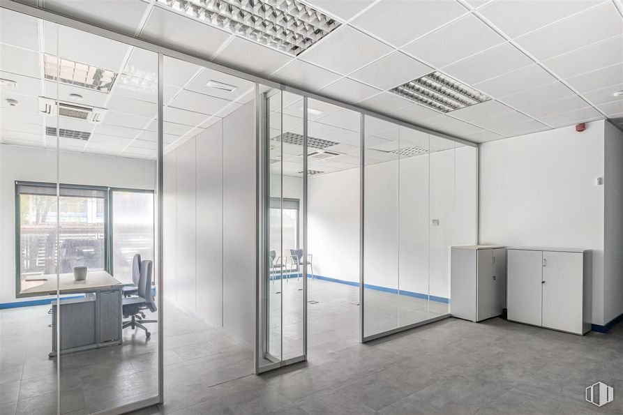 Oficina en alquiler y venta en Calle San Julián, 1, Alcobendas, Madrid, 28100 con ventana, silla, ebanistería, edificio, accesorio, arquitectura, interiorismo, suelo, suelos y puerta alrededor