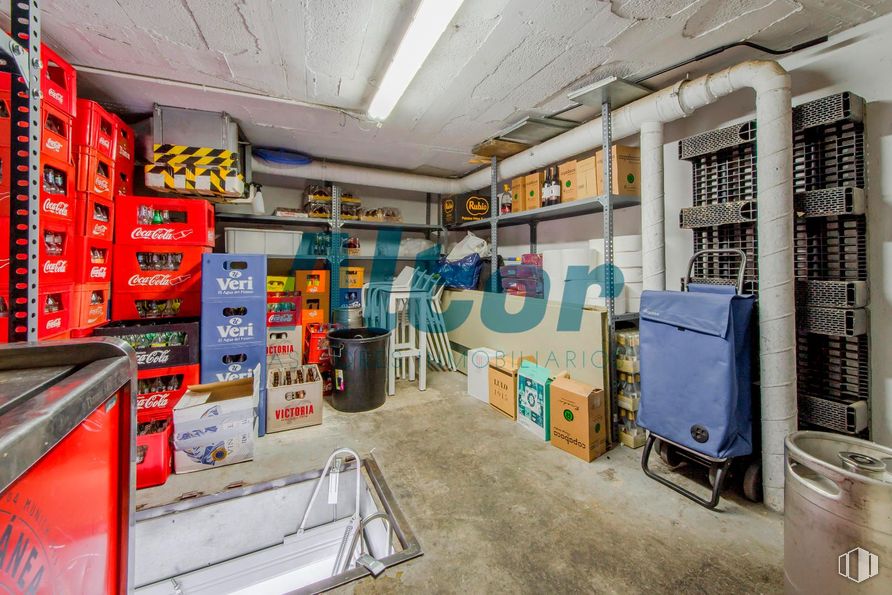 Retail for sale & for rent at Calle Barrilero, Retiro, Madrid, 28007 with luggage & bags, shelf, shelving, machine, warehouse, basement, workshop, inventory and plywood around