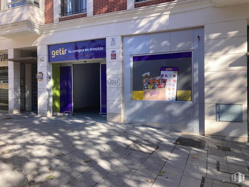 Retail for sale & for rent at Plaza del Salvador, Leganés, Madrid, 28912 with packaged goods, window, building, facade, real estate, gas, font, road surface, city and asphalt around