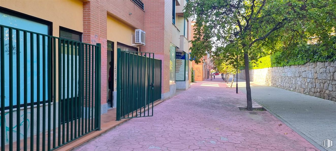 Local en venta en Calle Maestro Serrano, Colmenar Viejo, Madrid, 28770 con edificio, ventana, superficie de la carretera, diseño urbano, asfalto, barrio, árbol, zona residencial, ladrillo y madera alrededor