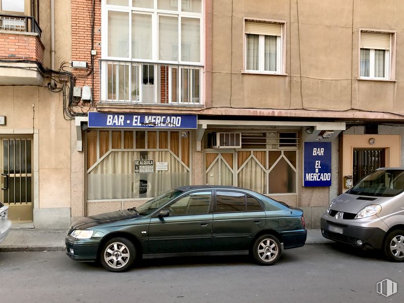 Local en alquiler en Travesía Castillejos, 2, Segovia, 40005 con rueda, coche, neumático, ventana, edificio, luz de estacionamiento automotriz, vehículo terrestre, vehículo, placa de matrícula del vehículo y rueda de aleación alrededor