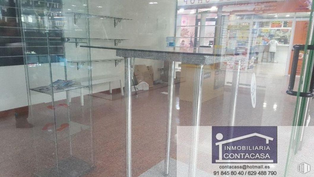 Retail for rent at Centro Comercial El Portachuelo, Carretera Hoyo Manzanares, Colmenar Viejo, Madrid, 28770 with fixture, flooring, interior design, floor, glass, building, retail, composite material, display case and transparency around