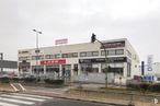 Office for rent at Avenida Madrid, 5, Arganda del Rey, Madrid, 28500 with building, sky, plant, window, gas, facade, door, fixture, cloud and street light around