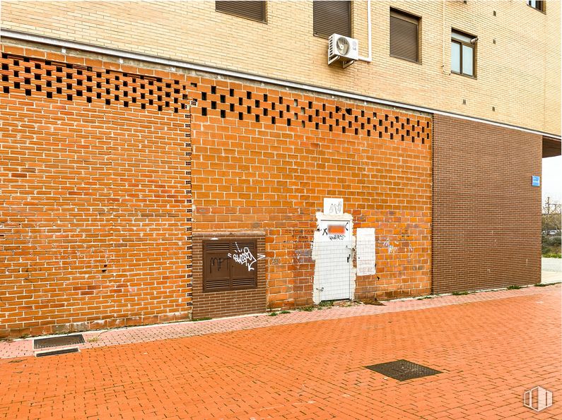 Local en alquiler y venta en Calle Valdemoro, 13, Leganés, Madrid, 28914 con edificio, ventana, naranja, albañilería, ámbar, ladrillo, suelo, pared, madera y puerta alrededor