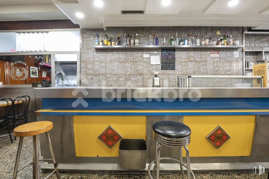 Retail for sale at Paseo Quince de Mayo, 3, Carabanchel, Madrid, 28019 with stool, chair, interior design, building, kitchen, bar stool, gas, countertop, waste containment and room around