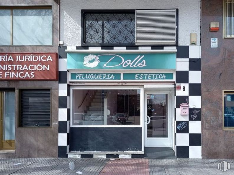 Retail for sale at Calle Polonia, Leganés, Madrid, 28916 with window, door, fixture, font, facade, building, rectangle, building material, signage and glass around