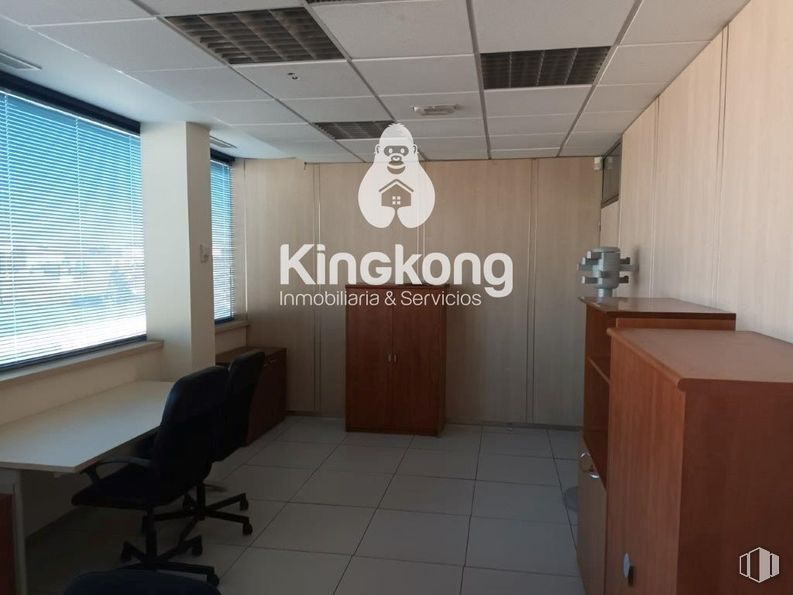 Office for rent at Polígono industrial Las Monjas, Torrejón de Ardoz, Madrid, 28850 with window, window blind, chair, cabinetry, table, interior design, flooring, ceiling, floor and furniture around