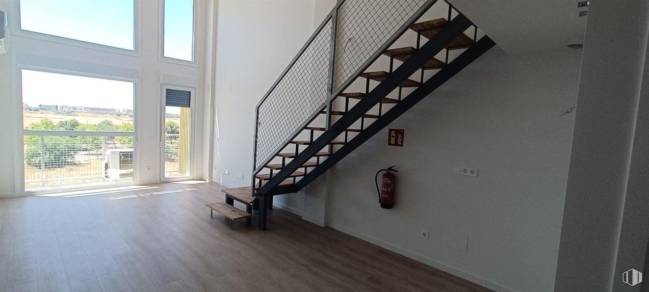 Oficina en venta en Calle Laguna del Marquesado, Villaverde, Madrid, 28021 con ventana, edificio, escaleras, madera, suelos, suelo, pared, casa, tinte para madera y madera dura alrededor