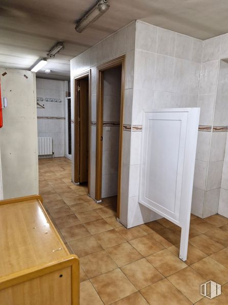 Nave en alquiler en Calle Adaptación, Getafe, Madrid, 28906 con puerta, lámpara, mueble, accesorio, madera, interiorismo, suelo, suelos, asa y hall alrededor