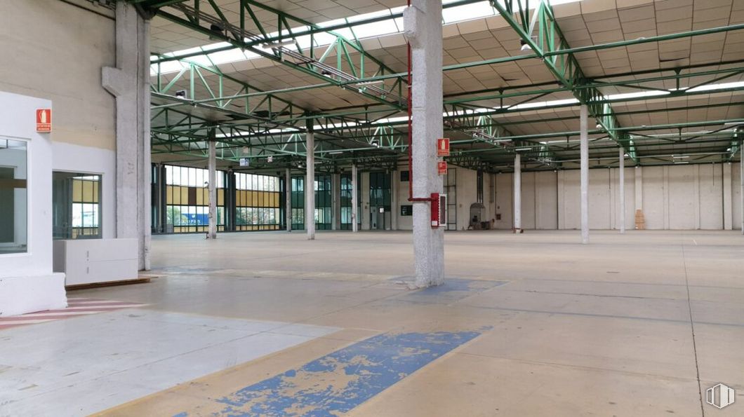 Nave en venta en Zona Industrial Getafe, Getafe, Madrid, 28906 con accesorio, suelo, hall, material compuesto, suelos, material de construcción, techo, ciudad, edificio y haz alrededor