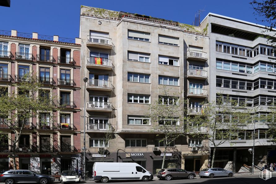 Local en alquiler y venta en Calle Velázquez, Salamanca, Madrid, 28006 con coche, camioneta, edificio, rueda, vehículo terrestre, neumático, cielo, propiedad, día y ventana alrededor