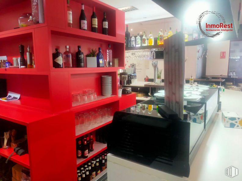 Retail for rent at Zona empresarial Julián Camarillo, San Blas - Canillejas, Madrid, 28037 with property, shelf, product, shelving, interior design, publication, retail, display case, bottle and eyewear around