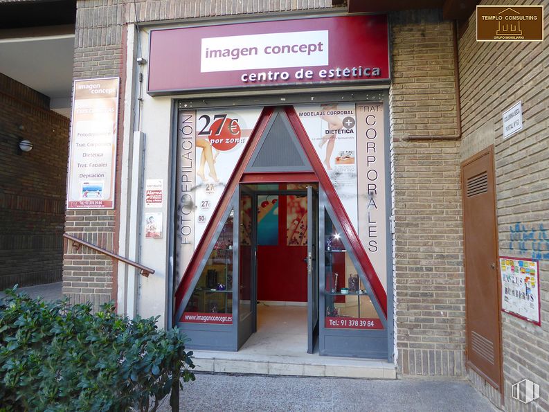 Local en alquiler en Barrio del Pilar, Fuencarral - El Pardo, Madrid, 28034 con planta, puerta, fachada, inmobiliario, accesorio, hito, madera, fuente, ladrillo y ciudad alrededor