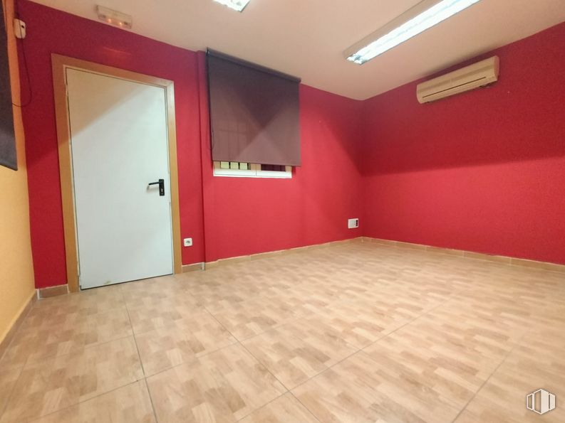 Nave en venta en Zona industrial, Coslada, Madrid, 28823 con puerta, accesorio, madera, interiorismo, arquitectura, suelos, hall, suelo, propiedad material y edificio alrededor