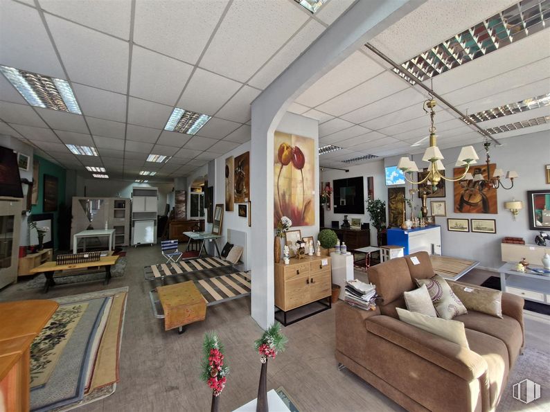 Retail for sale at Calle Marqués de Viana, 22, Tetuán, Madrid, 28039 with couch, loveseat, furniture, interior design, ceiling, flooring, lighting, floor, living room and room around