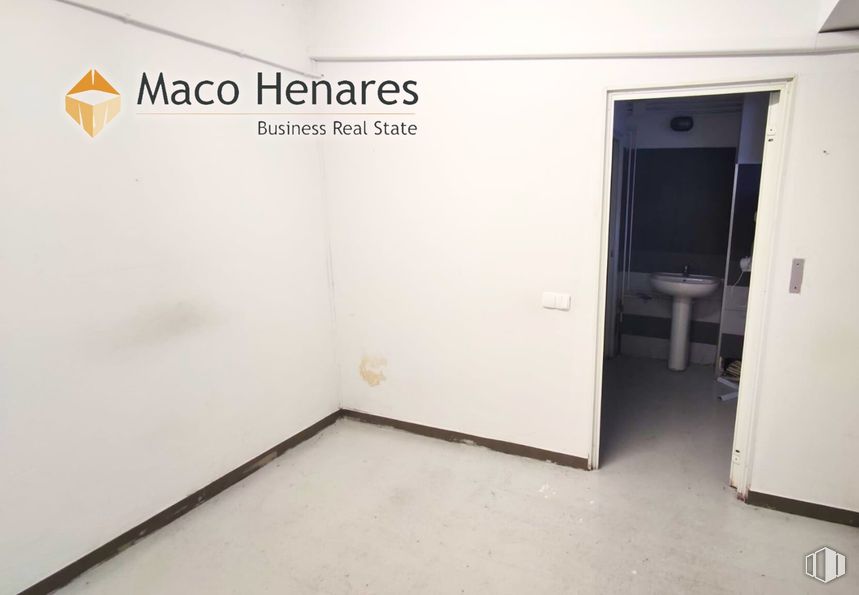 Industrial for rent at Zona industrial Inbisa, Alcalá de Henares, Madrid, 28802 with flooring, floor, interior design, door, room, ceiling, tile flooring, wood stain, home door and plaster around