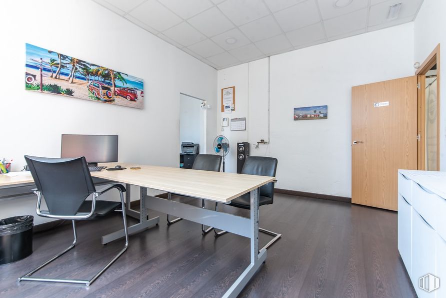 Nave en venta en Calle María Tubau, Fuencarral - El Pardo, Madrid, 28049 con escritorio, silla, puerta, pantalla de ordenador, ebanistería, mesa, mueble, edificio, interiorismo y suelo alrededor