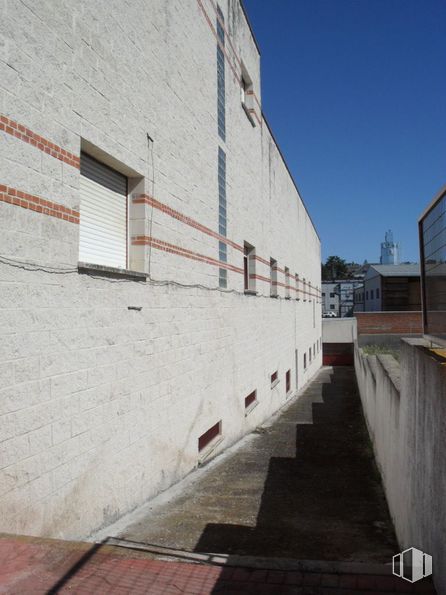 Industrial for sale & for rent at Polígono Industrial Sur, Colmenar Viejo, Madrid, 28770 with window, building, sky, road surface, fixture, asphalt, composite material, wood, rectangle and urban design around