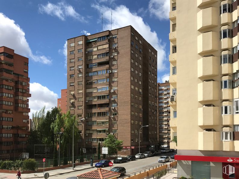 Retail for rent at Calle Sangenjo, 16, Fuencarral - El Pardo, Madrid, 28034 with building, cloud, sky, daytime, window, property, infrastructure, tower block, tree and urban design around