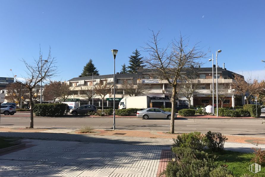 Retail for rent at Edificio Azata Club, Avenida Europa, 16 y Calle Oslo, 1, Pozuelo de Alarcón, Madrid, 28224 with car, building, sky, plant, daytime, street light, wheel, tree, infrastructure and road surface around