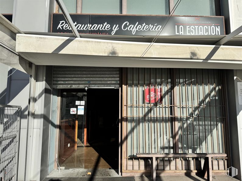 Retail for rent at Edificio Alfa III, Calle Isabel Colbrand, 10, Fuencarral - El Pardo, Madrid, 28050 with door, composite material, metal, glass, concrete, building material, restaurant, steel, aluminium and sign around