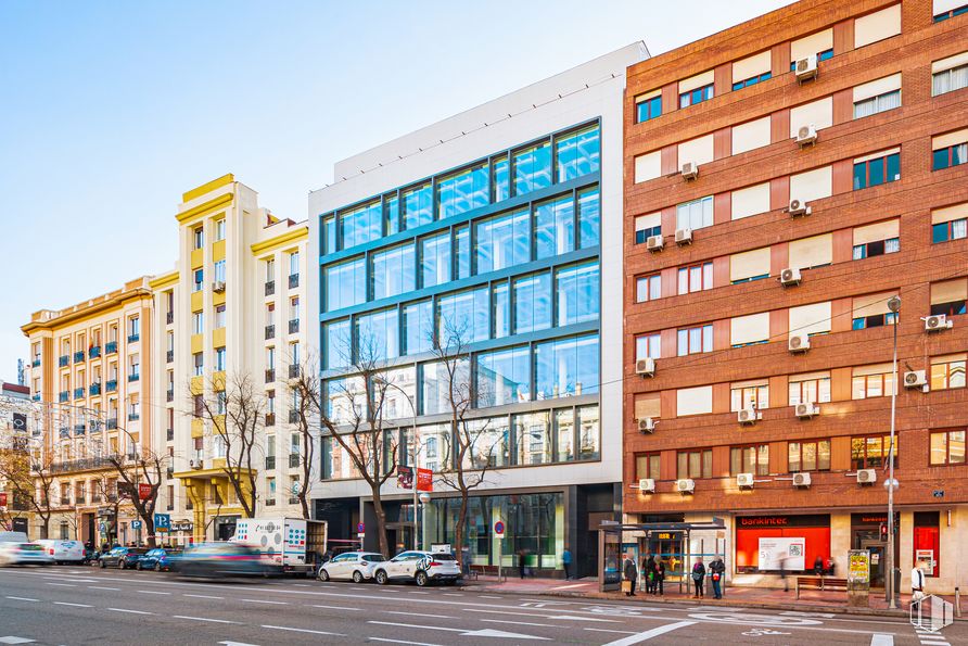 Local en alquiler en Calle Goya, 36, Salamanca, Madrid, 28001 con edificio, cielo, día, propiedad, ventana, infraestructura, bloque de torres, condominio, diseño urbano y barrio alrededor