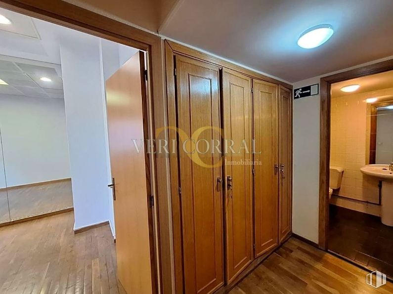 Oficina en venta en Avenida Alberto Alcocer, Chamartín, Madrid, 28036 con lámpara, armario, propiedad, accesorio, puerta, madera, suelos, suelo, tinte para madera y madera dura alrededor