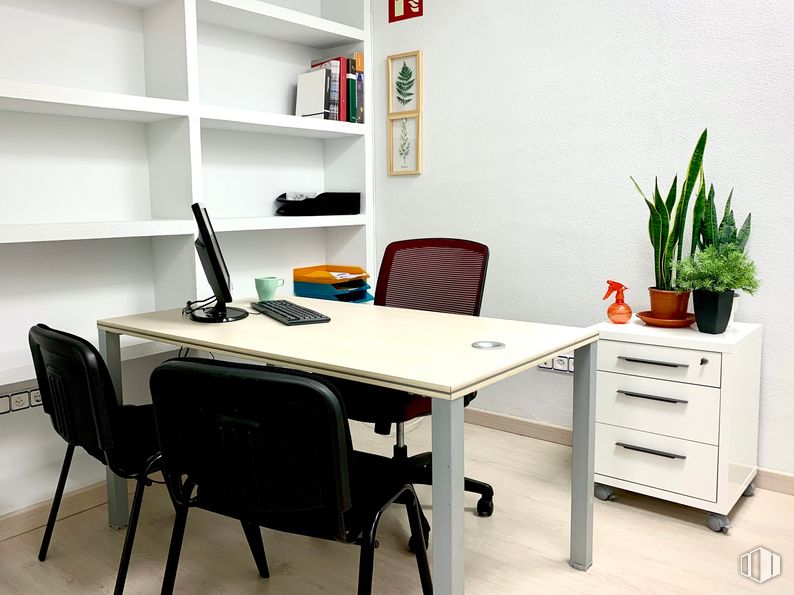 Oficina en alquiler en Edificio Barragán, Calle Ronda de Poniente, 7, Torrejón de Ardoz, Madrid, 28850 con silla, ebanistería, mesa, planta de interior, alumbrado, mueble, planta, propiedad, edificio, escritorio de computadora, silla de oficina, escritorio y periférico alrededor