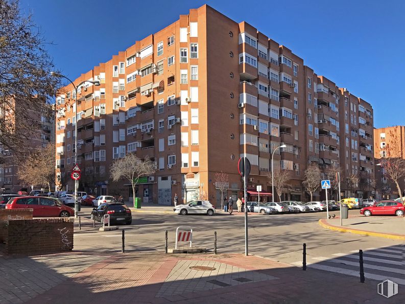 Local en alquiler en Calle Palencia, 13, Fuenlabrada, Madrid, 28941 con coche, edificio, tiempo de día, cielo, propiedad, ventana, rueda, vehículo, infraestructura y bloque de pisos alrededor