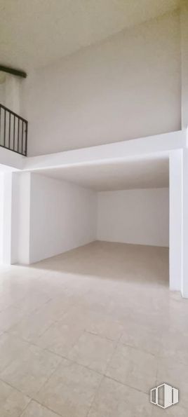 Retail for rent at Calle Mariano Vela, Usera, Madrid, 28026 with wood, flooring, shelving, shade, rectangle, composite material, building, tints and shades, hardwood and ceiling around