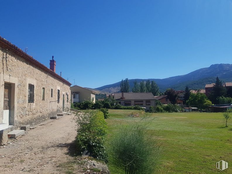 Suelo en venta en La Granja, San Ildefonso, Segovia, 40100 con casa, cielo, planta, ventana, montaña, edificio, árbol, tierras altas, paisaje natural y hierba alrededor