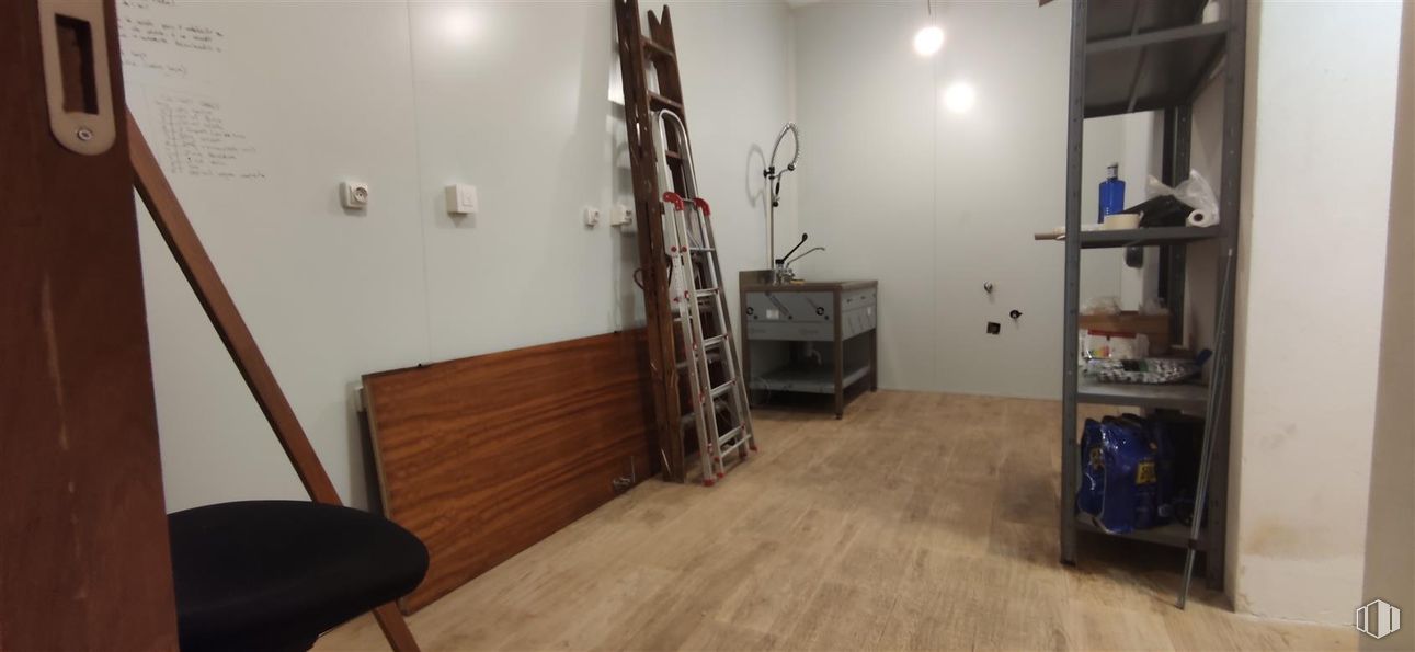 Retail for rent at Calle Guzmán el Bueno, 48, Chamberí, Madrid, 28015 with ladder, furniture, flooring, wood, floor, interior design, wood flooring, lighting, laminate flooring and hardwood around