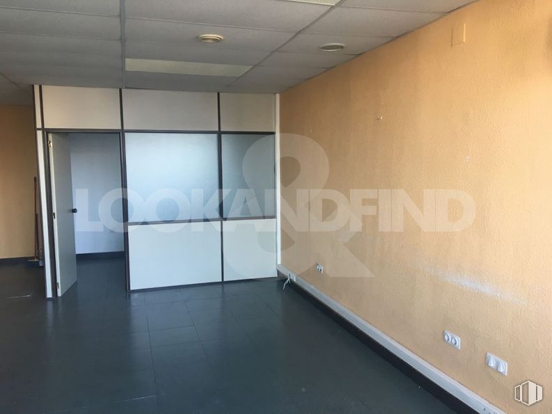 Office for rent at Centro urbano, Talavera de la Reina, Toledo, 45600 with cabinetry, building, flooring, automotive design, floor, fixture, automotive exterior, hall, ceiling and glass around