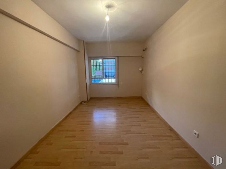 Office for rent at Zona Peñagrande, Fuencarral - El Pardo, Madrid, 28035 with window, building, fixture, wood, hall, floor, flooring, paint, hardwood and shade around