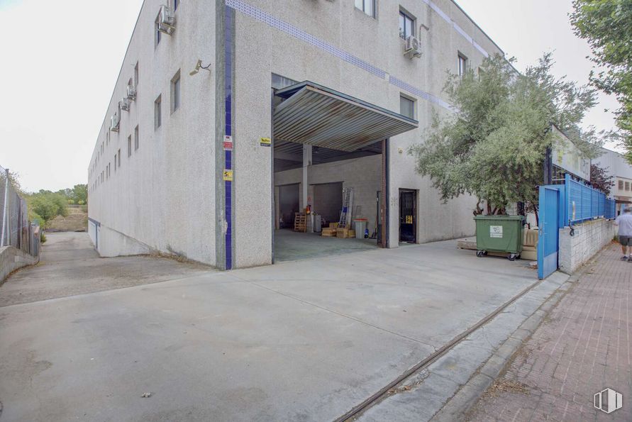 Nave en venta en Calle Alfarería, 8, Móstoles, Madrid, 28933 con edificio, cielo, superficie de carretera, ventana, asfalto, diseño urbano, fachada, árbol, ciudad y material compuesto alrededor