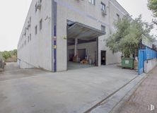 Industrial for sale at Calle Alfarería, 8, Móstoles, Madrid, 28933 with building, sky, road surface, window, asphalt, urban design, facade, tree, city and composite material around