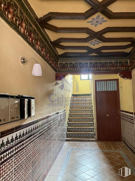 Office for rent at Calle San Roque, Guadalajara, 19002 with door, light fixture, lighting, property, wood, interior design, architecture, floor, flooring and house around