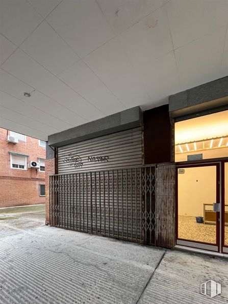 Local en alquiler en Zona Antonio Machado, Moncloa - Aravaca, Madrid, 28035 con puerta, sombra, superficie de la carretera, edificio, suelo, asfalto, zona residencial, madera, ladrillo y fachada alrededor