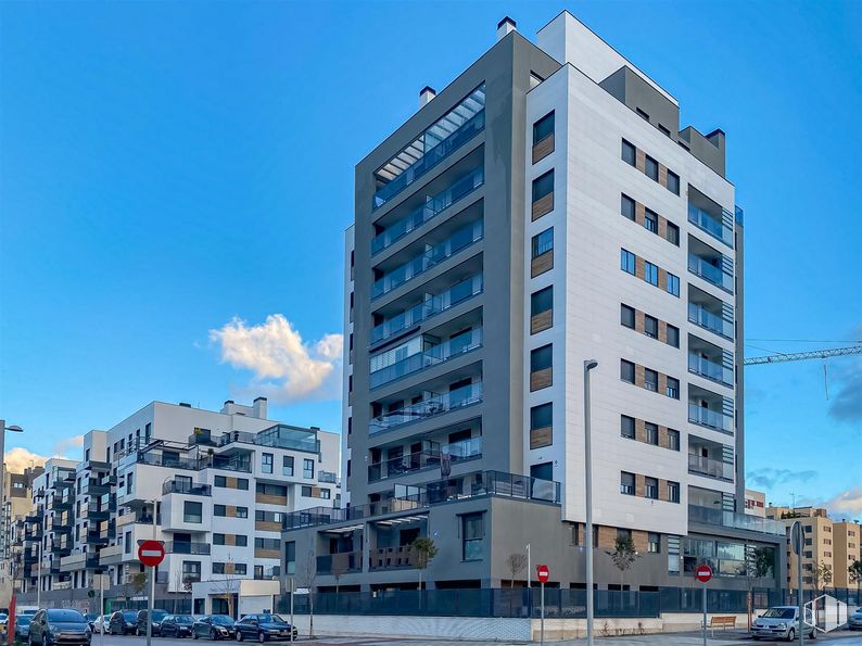 Local en venta en Calle Francisco Grande Covián, 57, Vicálvaro, Madrid, 28052 con edificio, cielo, durante el día, propiedad, ventana, rueda, nube, coche, vehículo y bloque de pisos alrededor