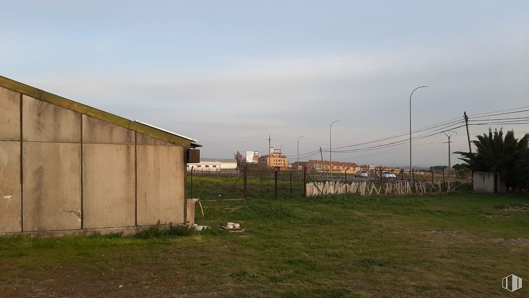 Industrial for rent at Avenida Doctor Fleming, 52, Yuncos, Toledo, 45210 with building, lighting, sky, cloud, street light, plant, land lot, grass, plain and landscape around