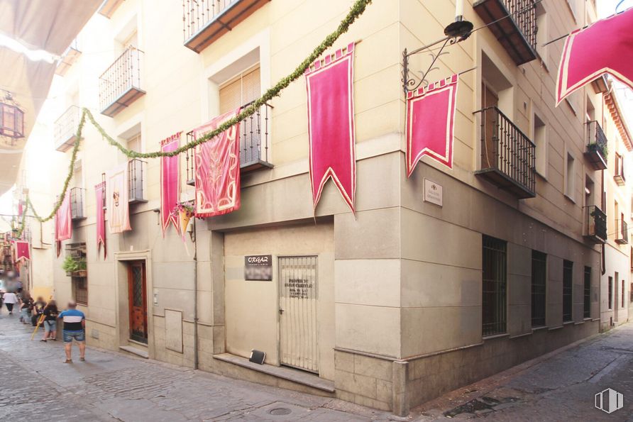 Retail for sale at Calle Alfileritos, 21, Toledo, 45003 with person, window, daytime, plant, building, pink, road surface, house, sidewalk and flowerpot around