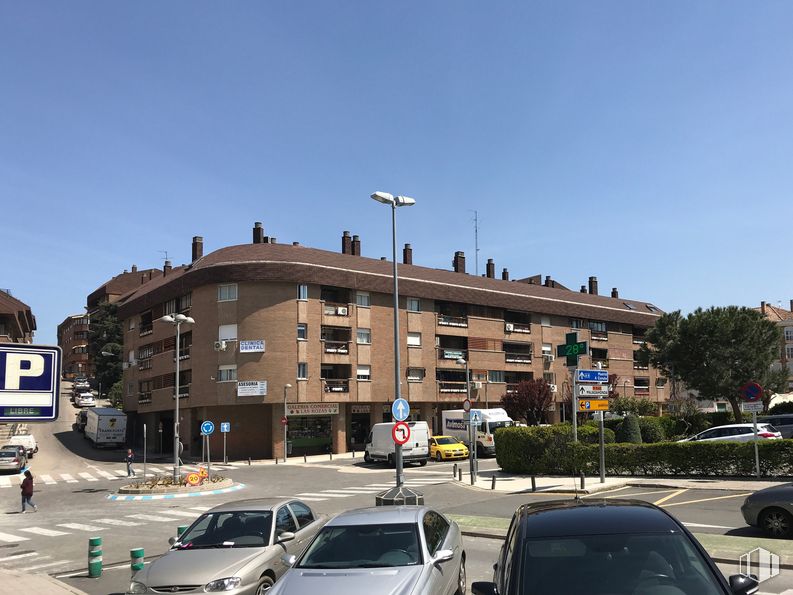 Retail for sale & for rent at Calle Real, 51, Las Rozas de Madrid, Madrid, 28230 with car, building, sky, land vehicle, vehicle, tire, vehicle registration plate, wheel, window and street light around