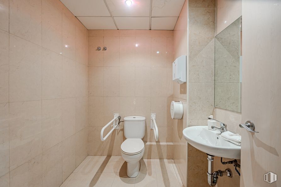 Retail for sale at Calle Núñez Morgado, Chamartín, Madrid, 28036 with toilet, tap, sink, toilet seat, bathroom, plumbing fixture, flooring, floor, interior design and bathroom sink around