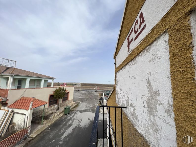 Industrial for sale at Calle Roble, San Pedro del Arroyo, Ávila, 05350 with sky, cloud, plant, building, wood, window, road surface, facade, house and asphalt around