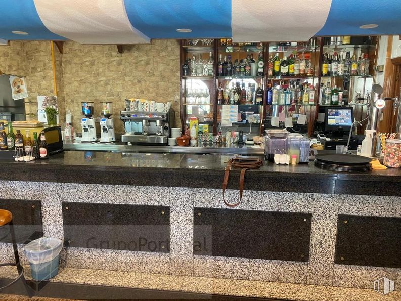 Local en alquiler en Zona Vicálvaro, Vicálvaro, Madrid, 28032 con encimera, interiorismo, barware, venta al por menor, gas, estante, suelos, habitación, estantería y vitrina alrededor