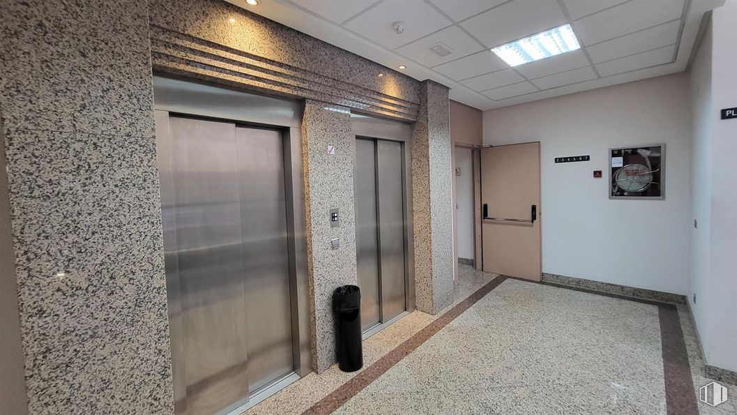 Oficina en alquiler en Ciudad Jardín, Chamartín, Madrid, 28002 con puerta, lámpara, edificio, accesorio, madera, hall, suelo, suelos, techo y casa alrededor