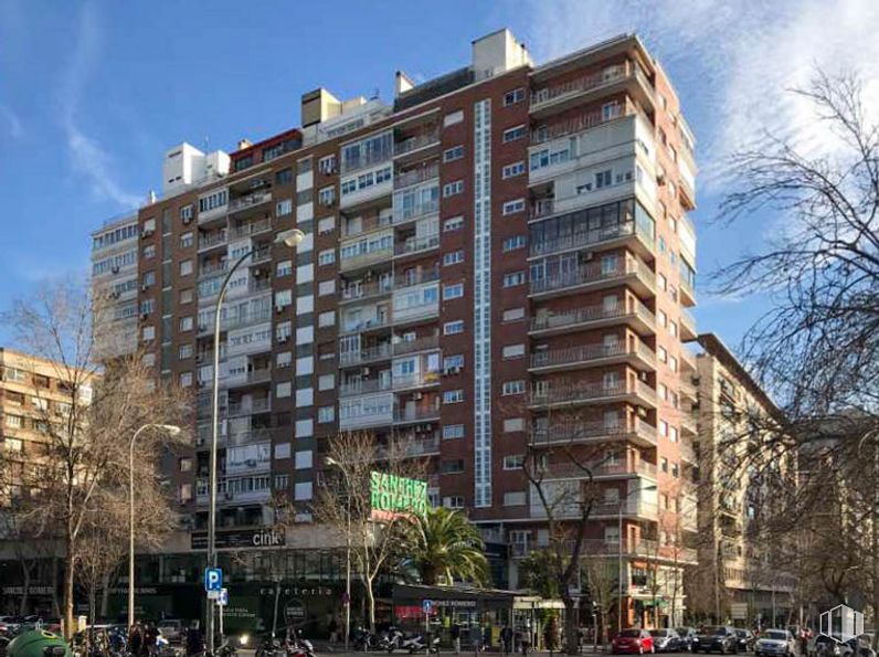 Retail for rent at Paseo Castellana, 192, Chamartín, Madrid, 28046 with building, sky, cloud, property, window, infrastructure, tree, plant, urban design and tower block around